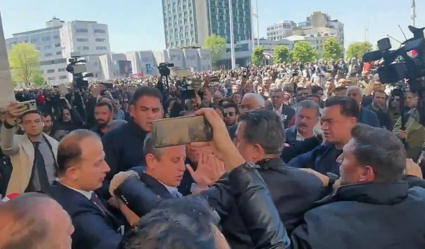 Özgür Özel'e cenaze töreni çıkışında yumruklu saldırı