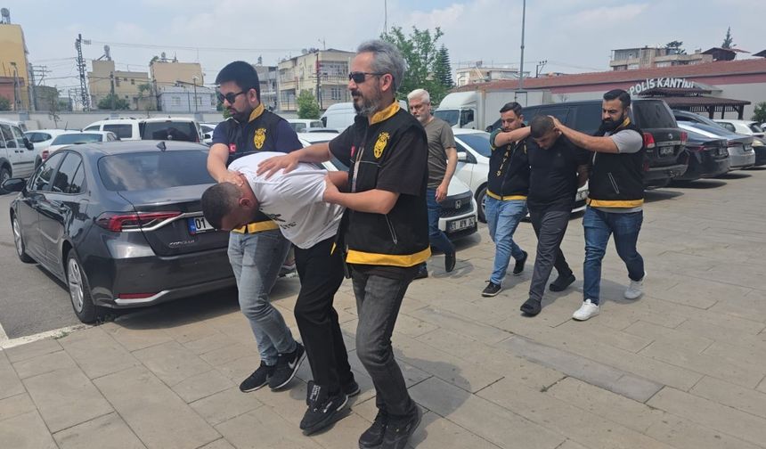 Park halindeki otomobillerden 450 bin lira ve 1000 avro çaldılar