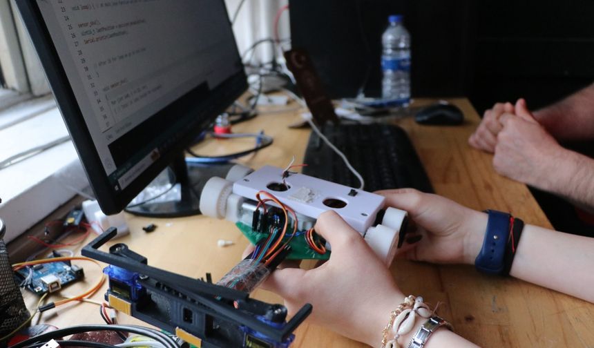 Türkiye’den aldığı bayrağı Kıbrıs’ta göndere çeken robot projesiyle TEKNOFEST’te birinci oldular