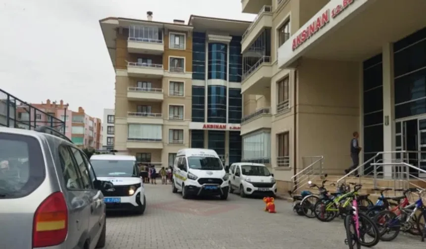 Eşini bıçakla öldürüp, başında bekledi