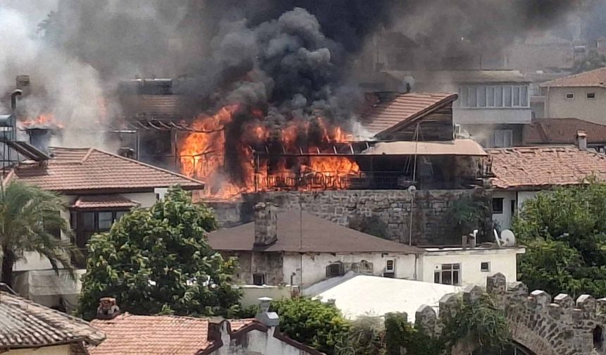 Antalya'da tarihi Kaleiçi semtinde yangın