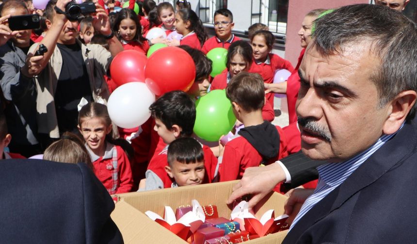 Bakan Tekin'den sınıf öğretmenine sürpriz doğum günü kutlaması