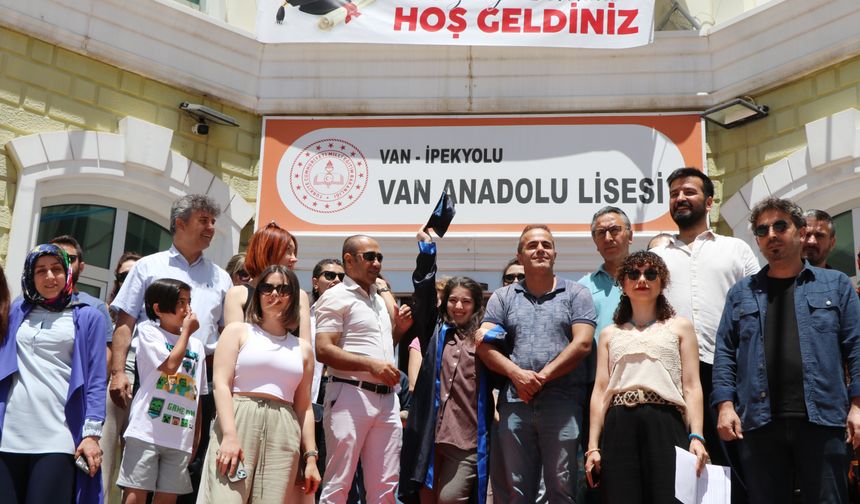 Okulunun  Desteğiyle Ameliyat Olan Elif Eylül, Mezuniyetine Yürüyerek Katıldı