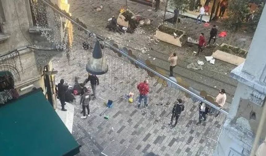 Beyoğlu’da 3 katlı bina patlama sonrası çöktü