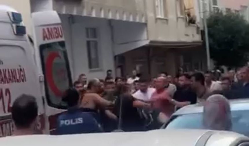 Bağcılar'da sokak ortasında kadın bıçaklayan zanlı linç edildi; polis güçlükle gözaltına aldı