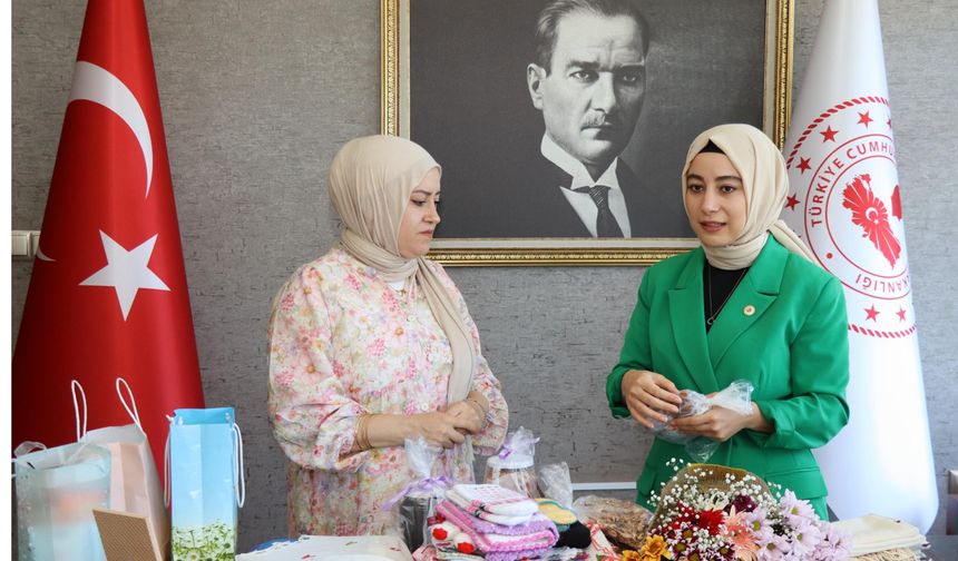 Kadın kaymakama ilçedeki hemcinslerinden 'çeyiz bohçası' hediyesi