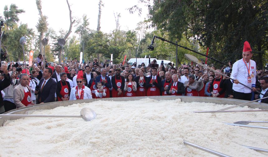 Edirne'de Türkiye'nin en büyük tenceresinde 6 ton pilav pişirildi