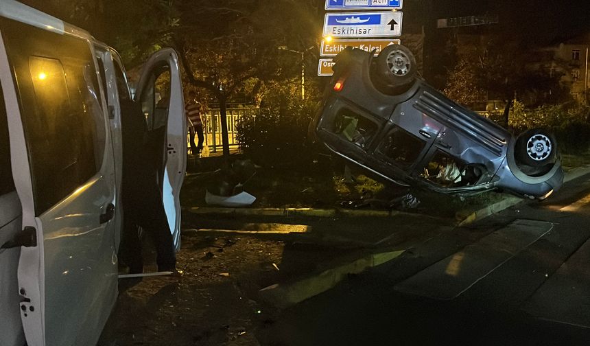 Minibüs ile çarpışan hafif ticari araç takla attı; 1 ölü, 5 yaralı