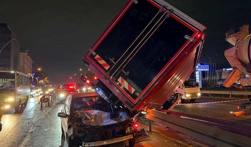 Otomobille çarpışan kamyonet bariyerlere çıktı: 3 yaralı