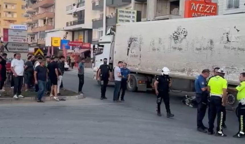 TIR ile motosiklet çarpıştı: 1 ölü, 1 yaralı