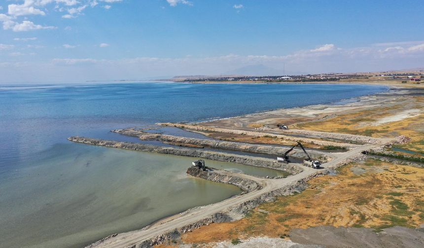 Van Gölü'nden 1 milyon 970 bin metreküp dip çamuru çıkarıldı