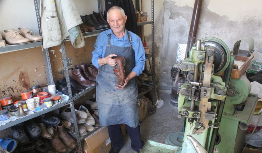 Babasından kalan 85 yıllık makine ile yarım asırdır ayakkabı tamir ediyor