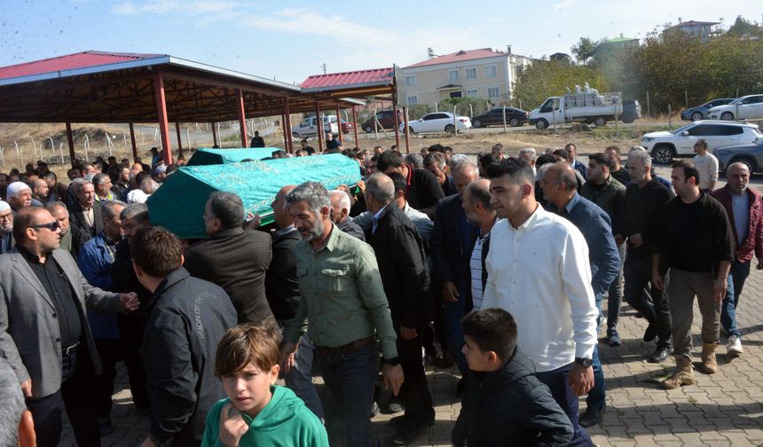 Babasının öldürdüğü annesinin tabutunu taşıdı