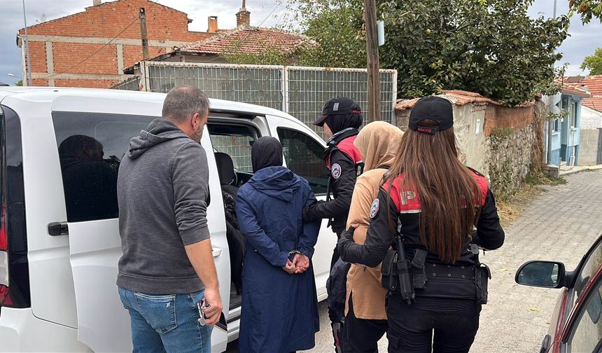 Edirne'de bir evde 15 kaçak göçmen ile 4 FETÖ şüphelisi yakalandı