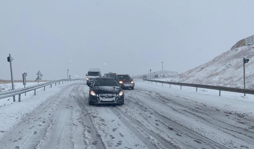 Erzincan-Sivas kara yolunda kar yağışı ulaşımı aksattı