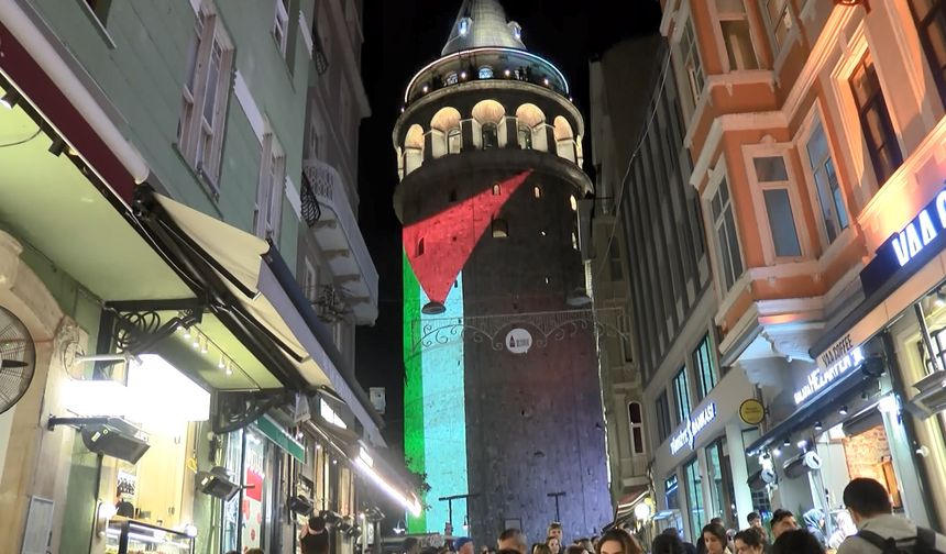 Galata Kulesi'ne Filistin Bayrağı yansıtıldı