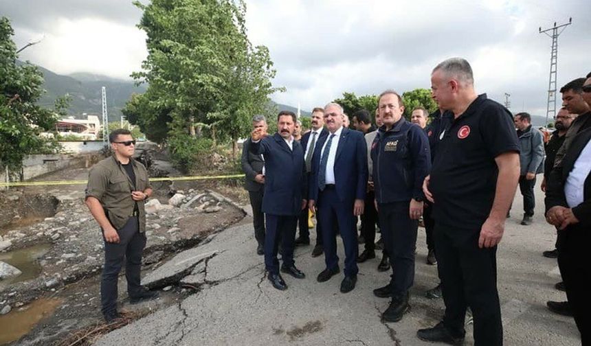 İçişleri Bakan Yardımcısı Karaoğlu, selin vurduğu Payas'ta incelemelerde bulundu