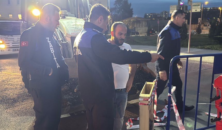 Kağıthane'de yol çöktü; zabıta ekibi önlem aldı