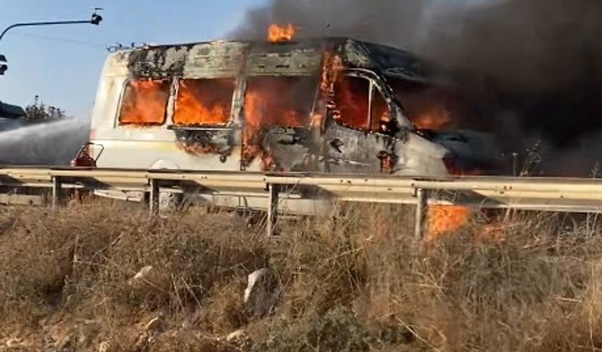 Minibüsle çarpışan motosikletin sürücüsü çıkan yangında öldü