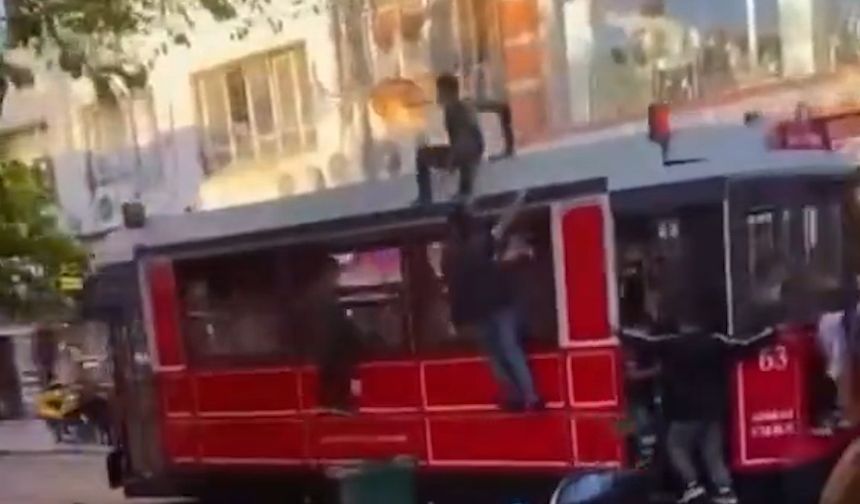 Motosikleti, nostaljik tramvayın altında kalmaktan vatmanın dikkati kurtardı