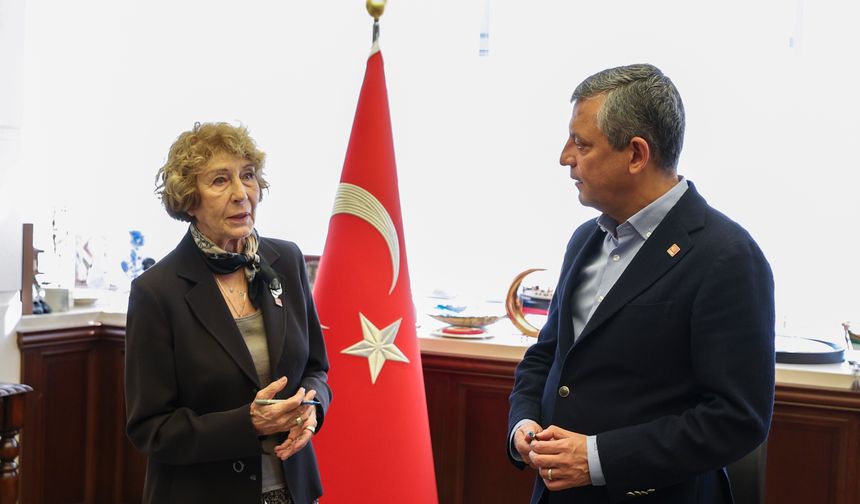 Özgür Özel, CHP'ye üye olan Ayşe Kulin'e rozet taktı