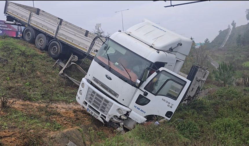 Beykoz'da TIR şarampole savruldu: Sürücü yaralandı