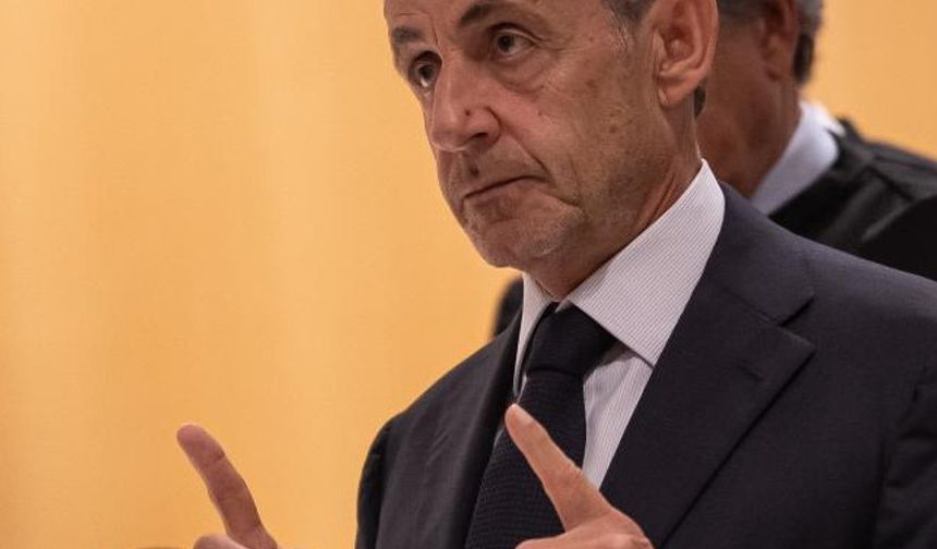 Fransa'da mahkeme eski Cumhurbaşkanı Sarkozy'nin adli kontrol şartıyla serbest bırakılmasına hükmetti