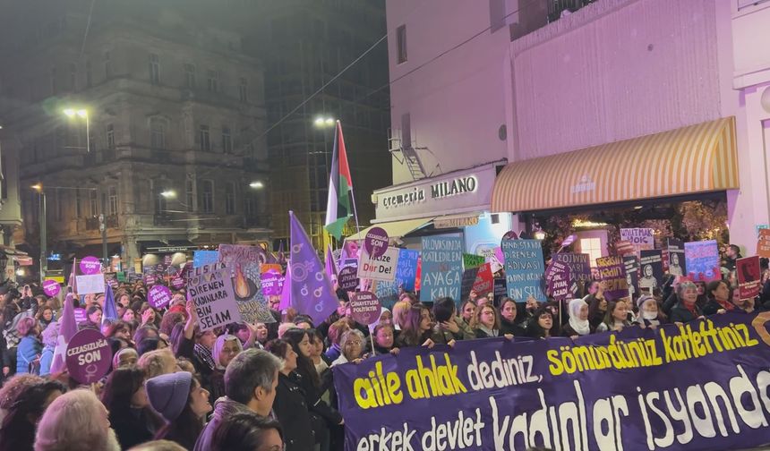 İstanbul - Taksim'de kadına şiddete karşı yürüyüş düzenlendi