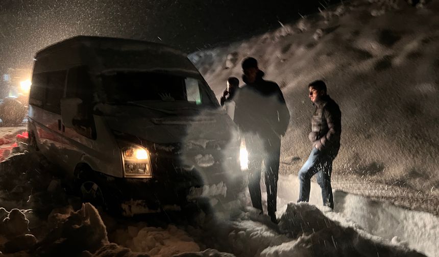 Kar ve tipi nedeniyle mahsur kalan 7 araç ve içindeki 30 kişi kurtarıldı