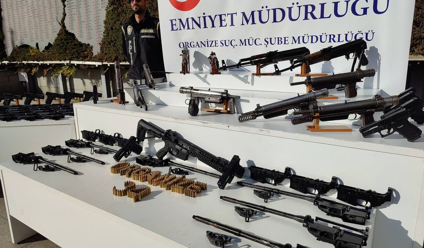 Motosikletli suç çetesine operasyon: Ele geçirilenler sergilendi