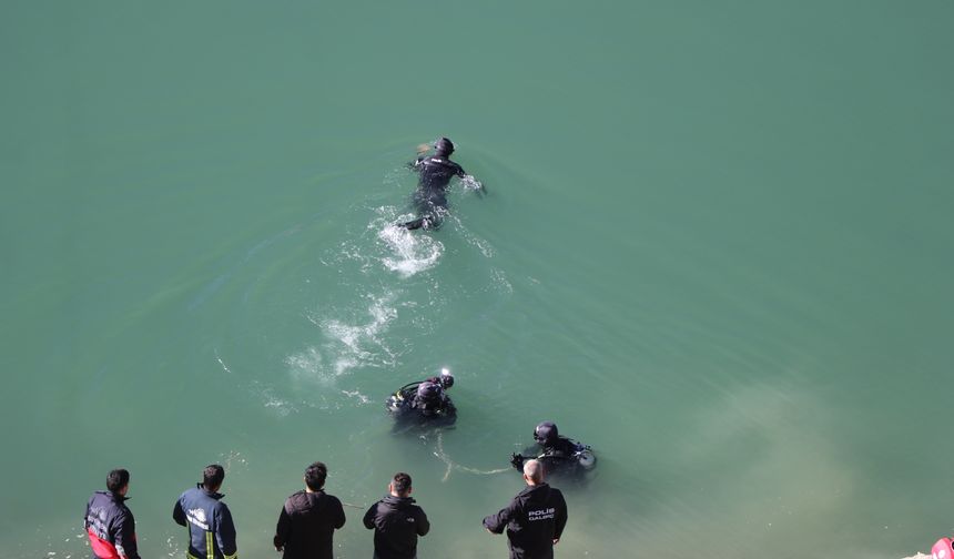Otomobil baraj gölüne yuvarlandı; 2 kişi öldü, 1 kişi aranıyor