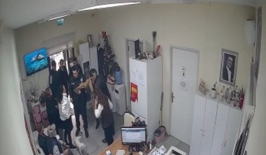 Pendik'te belge almaya gelen kadınla muhtar arasında tekme tokat kavga kamerada