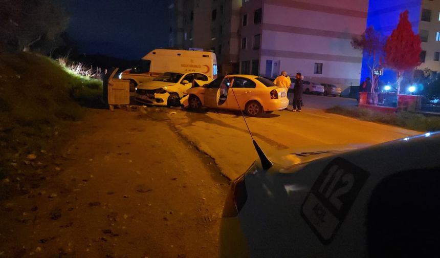 Bursa'da iki otomobilin kafa kafaya çarpıştığı kaza kamerada: 2 yaralı