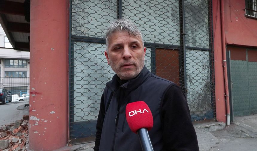 Eyüpsultan'da yıkım aşamasındaki binaya ait duvar fırtınanın etkisiyle çöktü; 2 araç zarar gördü