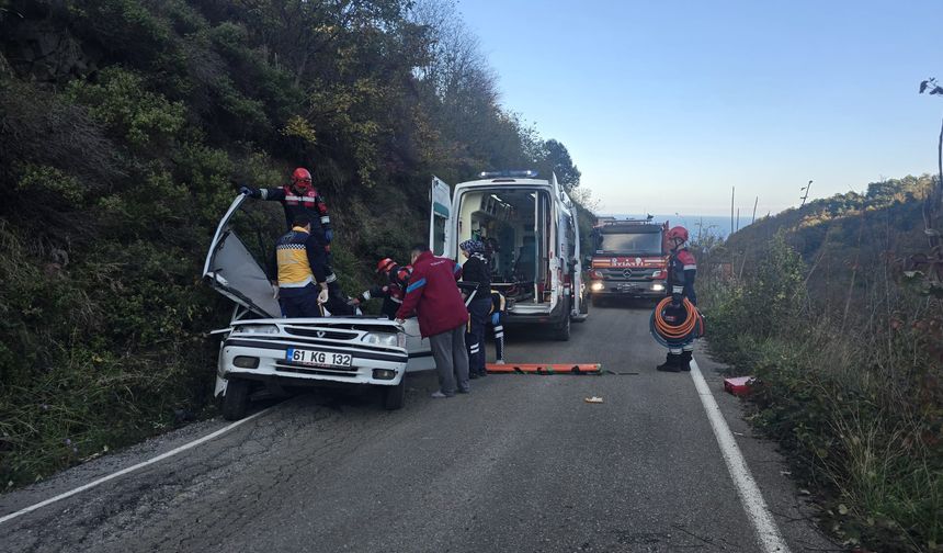 Seyir halindeki otomobilin üzerine kaya düştü; 5 yaralı