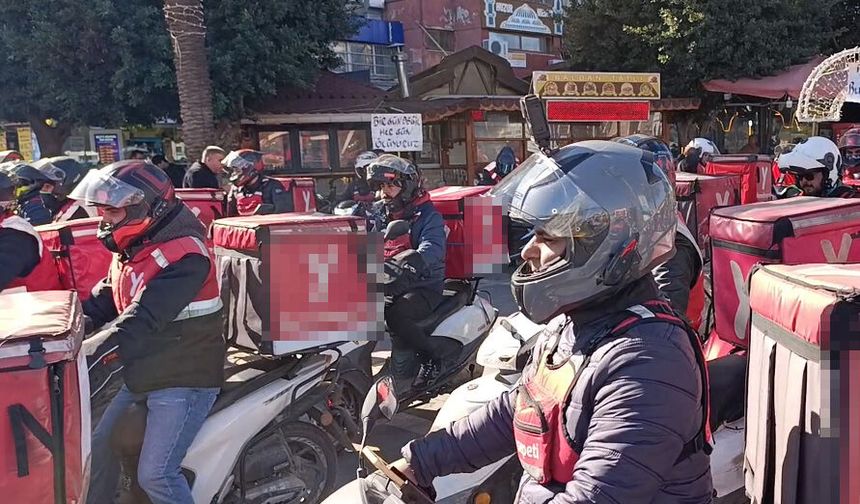 Adana'da kuryeler, kontak kapatıp eylem yaptı