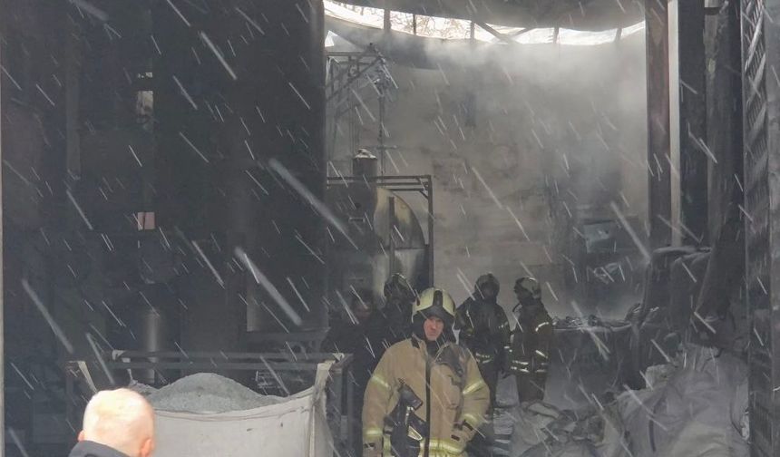 Arnavutköy'de plastik fabrikasında çıkan yangın söndürüldü