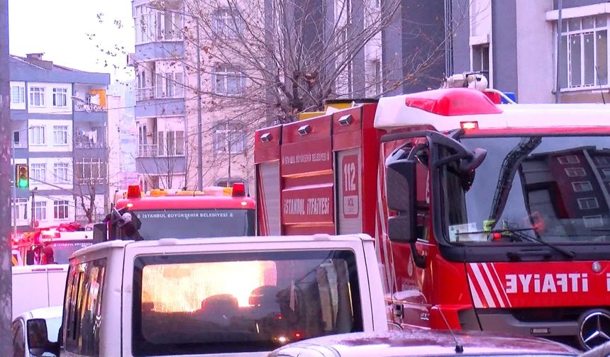 Bağcılar'da kapatılan hastanenin çatısında çıkan yangın söndürüldü