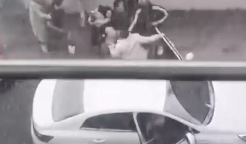 Beylikdüzü'nde trafikte çıkan kavgayı kucağındaki çocukla ayırmaya çalıştı