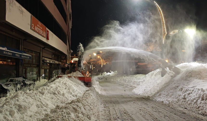 Bitlis'te 85 köy yolu ulaşıma açıldı; binalarda 3 metrelik buz sarkıtları oluştu