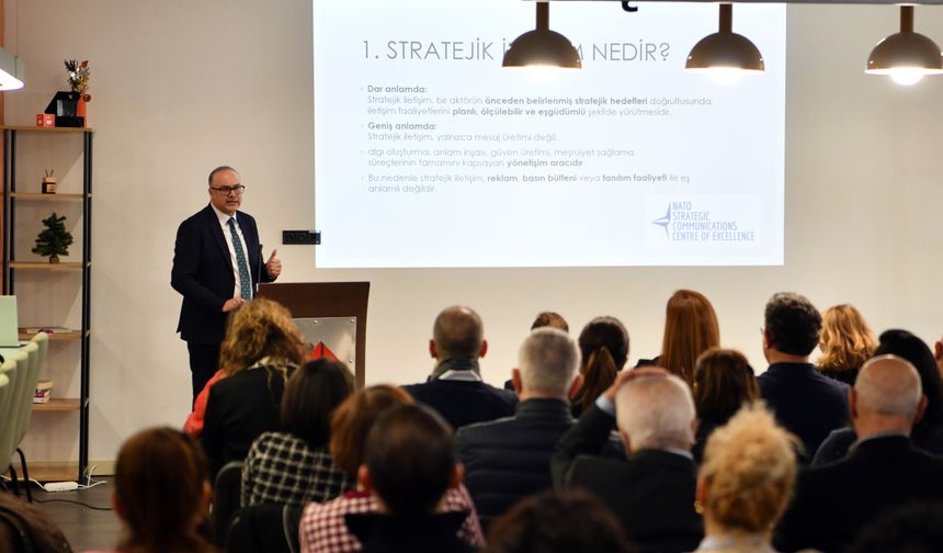 Doç. Dr. Bora Bayraktar, İKÜ'de stratejik iletişim ve kriz yönetimini anlattı