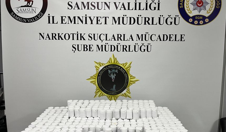 Evlerinde 18 bin 900 sentetik hap ele geçirilen 2 şüpheliye gözaltı