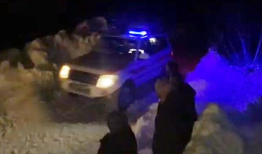 Hastayı 1 kilometre boyunca sırtlarında taşıyıp ambulansla ulaştırdılar