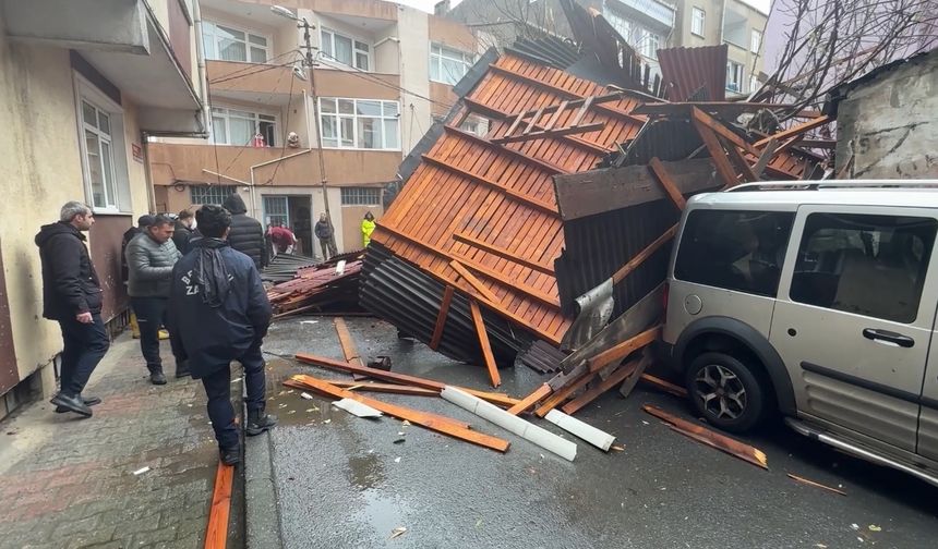 İstanbul'da fırtınada çatıların uçtuğu anlar kamerada; ölümden koşarak kurtuldu