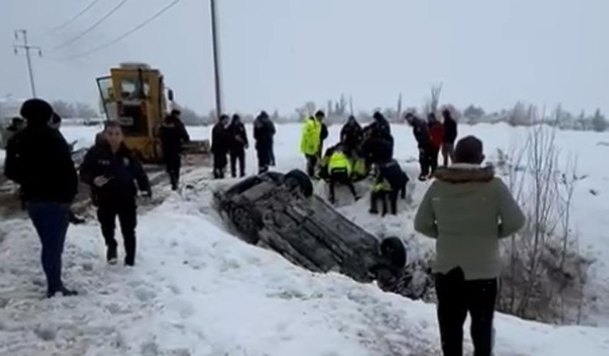 Polis aracı şarampole devrildi: 2 yaralı