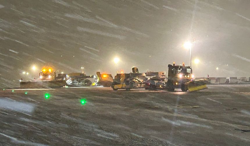 Sabiha Gökçen Havalimanı'nda karla mücadele; pistler açık tutuluyor