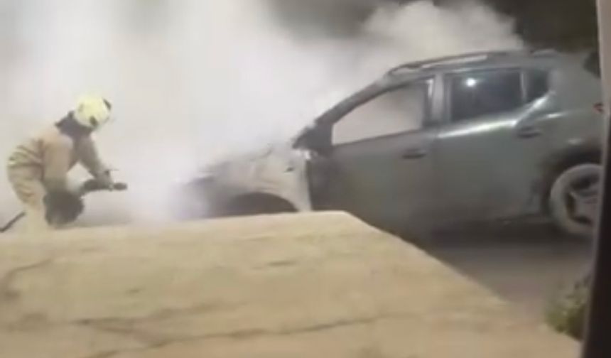 Sancaktepe TEM Otoyolu'nda arıza yapan otomobil alev alev yandı