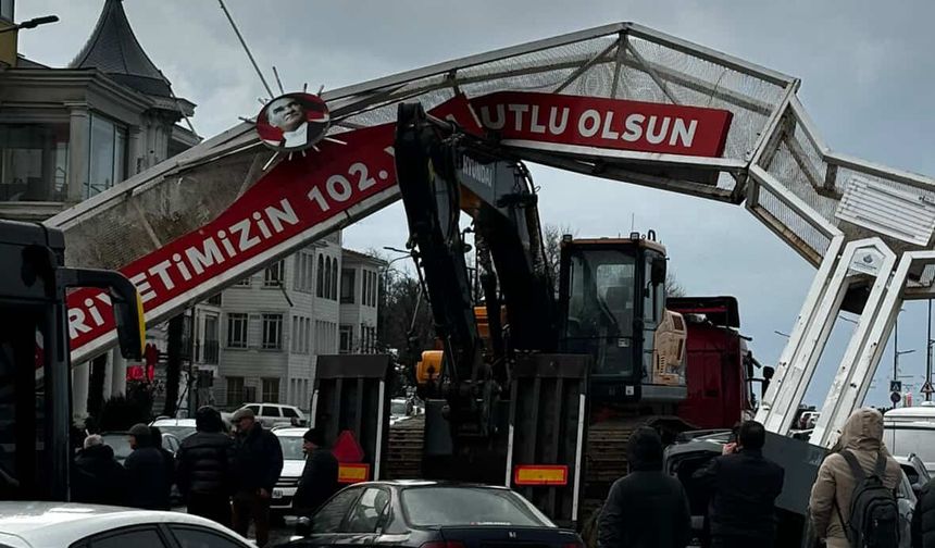 Üsküdar'da TIR'ın üzerindeki ekskavatör tabelaya takıldı: 7 araçta hasar oluştu