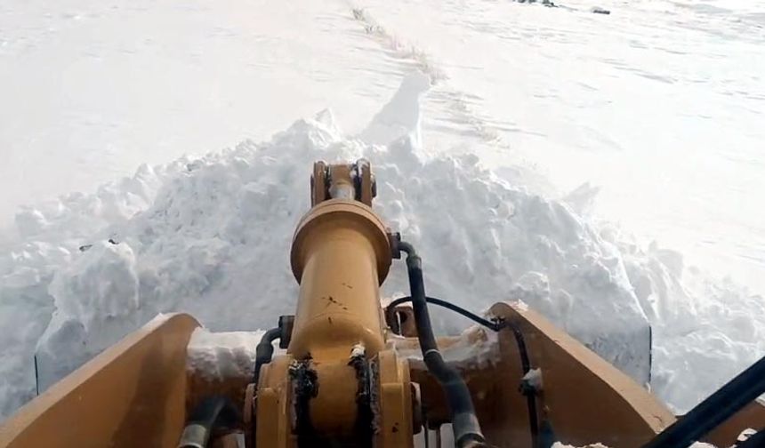 Yolu kapalı mahallede rahatsızlanan cam kemik hastası çocuğu ekipler hastaneye ulaştırdı
