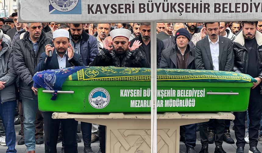 Annesini bıçaklayarak öldüren 17 yaşındaki sanığa 20 yıl hapis